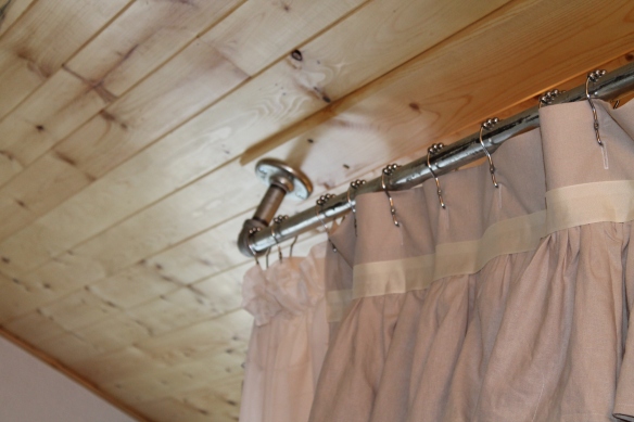 curtain rod and ceiling