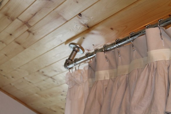 curtain rod and ceiling